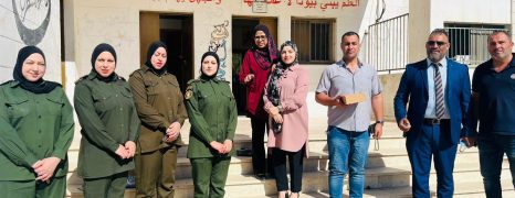 لجنة العلاقات العامة و “النوع الاجتماعي” في المؤسسة الأمنية توزعان المياه والتمر على طلبة الثانوية العامة في سلفيت