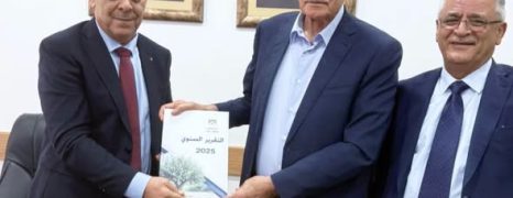 المحافظ طقاطقة يسلم التقرير السنوي لمؤسسة محافظة سلفيت إلى مستشار فخامة السيد الرئيس لشؤون المحافظات